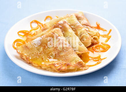 Crepes mit orange Sirup auf weißen Teller Stockfoto