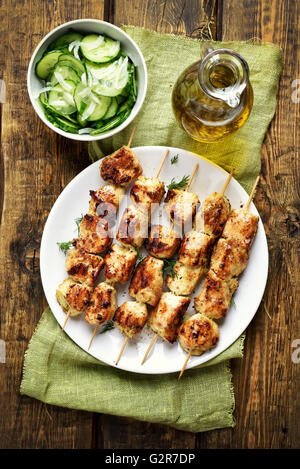 Hähnchenspieße und Gurkensalat, Ansicht von oben Stockfoto