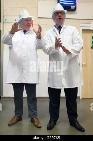 Boris Johnson (links) und Michael Gove während eines Besuchs in Bauernhaus Kekse in Nelson, Lancashire, wo sie im Auftrag der EU-Abstimmung verlassen Referendumskampagne Kampagnen waren. Stockfoto