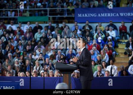 US-Präsident Barack Obama liefert Bemerkungen während einer Bürgerversammlung in Concord Community High School 9. Februar 2009 in Elkhart, Indiana. Stockfoto