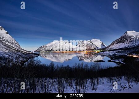 Winterlandschaft von Bergsfjorden, Nachtaufnahme bei Mondschein, Senja, Skaland, Troms, Norwegen, Europa Stockfoto