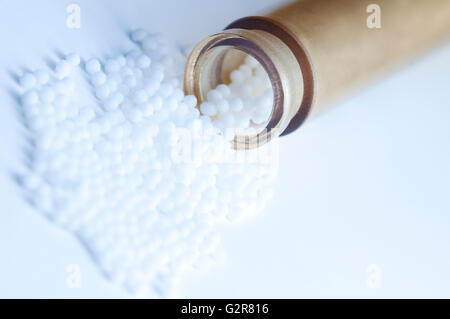 Homöopathische Tabletten in Glasröhren Stockfoto