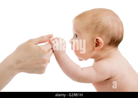 Baby Kleinkind hält Mutters Hand isoliert auf weiß Stockfoto