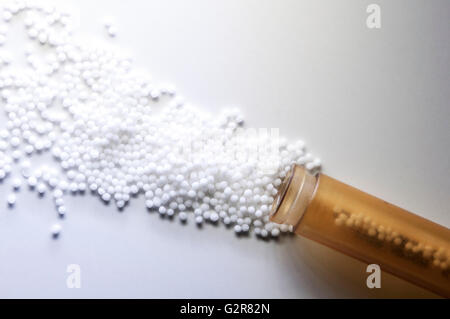 Homöopathische Tabletten in Glasröhren Stockfoto