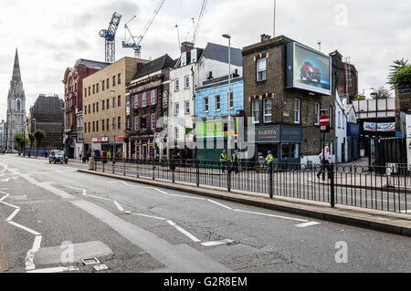 LONDON, UK - 25. August 2015: Londoner Straßenszene. Westminster Bridge Roadwith Bau Krane Ans Einzelhandelsgeschäften auf eine Kapa- Stockfoto