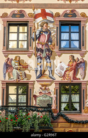 Fassade des Gasthof Zum Rassen mit Wandmalerei von Staint Graf Rasso, Ludwigstraße, Partenkirchen Stockfoto