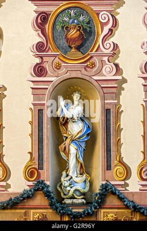 Gasthof Zum Rassen mit Lüftlmalerei und barocken Madonna in einer Nische, Ludwigstraße, Partenkirchen Stockfoto