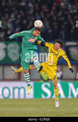 Edmar, Nr. 8 Metalist und Terrence Boyd, Nr. 9 Rapid kämpfen um den Ball, SK Rapid vs. FC Metalist Kharkiv, UEFA Europa League Stockfoto