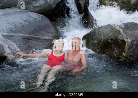 Paar, 59 und 68 Jahre, Baden in den Berg Fluss Torrente Codera, Valle dei Ratti, Val dei Ratti, Lombardei, Italien Stockfoto