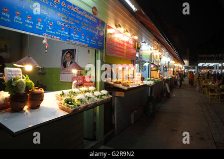 Essensstände auf dem Nachtmarkt, Night Bazaar, Chiang Rai, Thailand, Asien Stockfoto