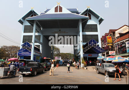 Straße vor dem Zollgebäude, Thanon Phahonyothin, Grenzübergang zwischen Tachilek in Myanmar oder Burma und Mae Sai Stockfoto