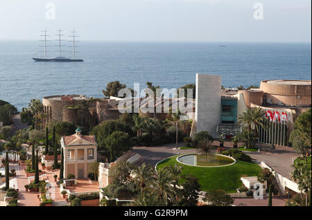 Blick vom Balkon des Monte-Carlo Bay Hotel & Resort auf den Garten und Jimmy'z Nachtclub in Richtung Meer mit der Stockfoto