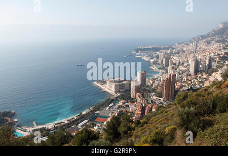 Blick von oben über die Tennisplätze des Monte Carlo Country Club, Monte Carlo Bay Hotel & Resort und die Wolkenkratzer von Stockfoto