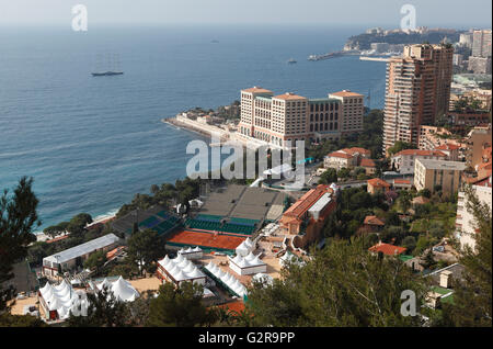 Blick von oben über die Tennisplätze des Monte Carlo Country Club, Monte Carlo Bay Hotel & Resort und die Wolkenkratzer von Stockfoto