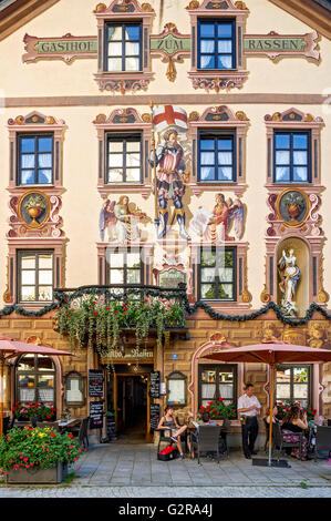 Gasthof Zum Rassen mit Wandmalerei von St. Graf Rasso und Borocker Madonna in einer Nische, Ludwigstraße, Partenkirchen Stockfoto