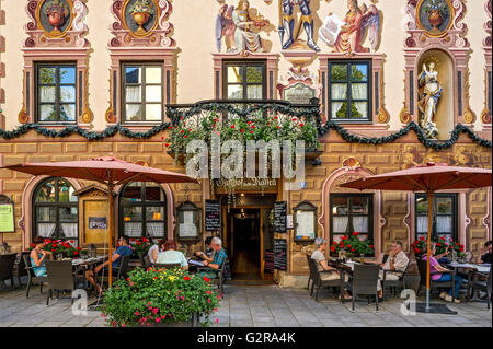 Gasthof Zum Rassen mit Wandmalerei, eisernen Balkonen und Borocker Madonna in einer Nische, Ludwigstraße, Partenkirchen Stockfoto