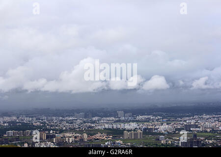 Wolken über Pune, Pune, Maharashtra, Indien Stockfoto