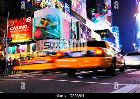 Verkehr, Taxis gelb auf der 42nd Street, Broadway, Times Square, Manhattan, New York City, New York, Vereinigte Staaten von Amerika Stockfoto