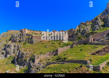 mittelalterliche Festung von Akrokorinth oben auf dem Hügel gegen blauen Himmel Stockfoto