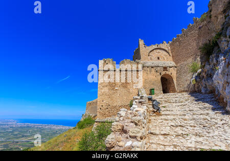 mittelalterliche Festung von Akrokorinth oben auf dem Hügel gegen blauen Himmel Stockfoto