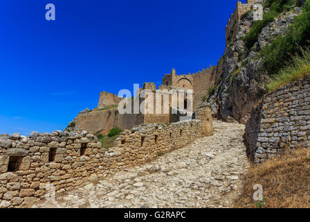 mittelalterliche Festung von Akrokorinth oben auf dem Hügel gegen blauen Himmel Stockfoto