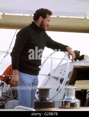 AJAX-NEWS-FOTOS. 29. APRIL 1974. SOLENT, ENGLAND - NEUE KATAMARAN PROBEFAHRTEN - ROBIN KNOX JOHNSTON AM STEUER SEINES NEUEN 70FT KATAMARAN BRITISCHE SAUERSTOFF AM MEER-WEGE AUS DER ISLE OF WIGHT. FOTO: JONATHAN EASTLAND/AJAX REF: 21207 2 73 Stockfoto