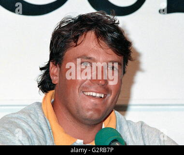 AJAXNETPHOTO. 2. FEB,1987.FREMANTLE, WESTAUSTRALIEN - AMERICAS CUP - AUSTRALISCHER SKIPPER IAIN MURRAY BEI PRESSEKONFERENZ. FOTO: AJAX NEWS & FEATURES REF: AMCUP86 81403 9 3 Stockfoto