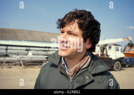 AJAXNETPHOTO. 1986. SWANWICK, SOUTHAMPTON, ENGLAND. YACHTDESIGNER - STEPHEN WALLIS, CO-DESIGNER MIT DAVID HOLLOM VON BRITISH AMERICA'S CUP CHALLENGER CRUSADER II - „DAS NILPFERD“ BEIM START DER YACHT AUF DEM HAMBLE RIVER. FOTO : JONATHAN EASTLAND / AJAX REF:HDD PEO WALLIS 1986 Stockfoto