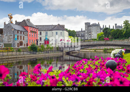 schöne Blume gesäumten Fluss Blick auf Kilkenny Burgstadt und Brücke Stockfoto