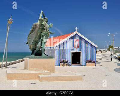 Portugal: Kleine Fischereistadt Kapelle unserer lieben Frau von Konzeption und Denkmal "O Pescador' in Praia de Mira Stockfoto