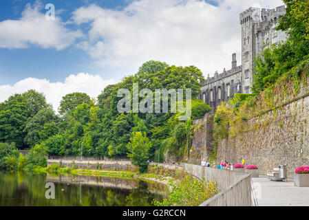 Uferpromenade neben dem Schloss Kilkenny in Irland Stockfoto