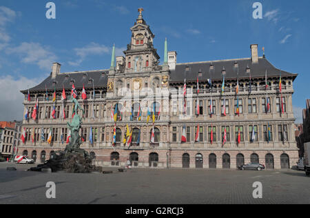 Stadhuis (Rathaus) und dem Brabo-Brunnen in Antwerpen, Belgien. Stockfoto