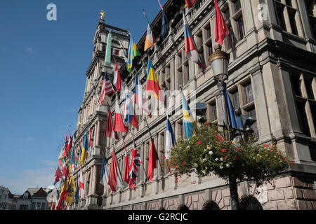 Suche entlang der Flagge bedeckt vordere Ansicht des Stadhuis (Rathaus) und Brabo-Brunnen in Antwerpen, Belgien. Stockfoto
