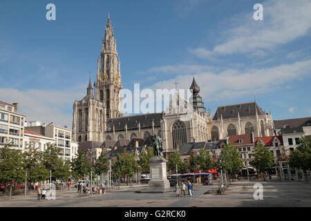 Groenplaats oder grüner Platz mit der Statue von Rubens und die Kathedrale Notre-Dame hinter, Antwerpen, Belgien. Stockfoto