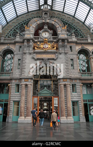 Erstaunliche Architektur auf der Innenseite der Bahnhof Antwerpen-Centraal (zentrale Antwerpen), Belgien. Stockfoto