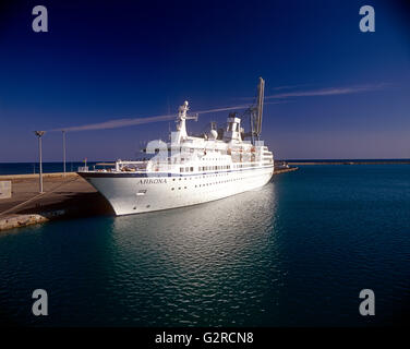 Ein großes weißes Schiff auf dem Ozeanwasser Stockfoto