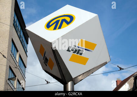 Typische Wegweiser markiert eine Station auf dem belgischen U-Bahn-Netz auf Straßenniveau in Antwerpen, Belgien. Stockfoto