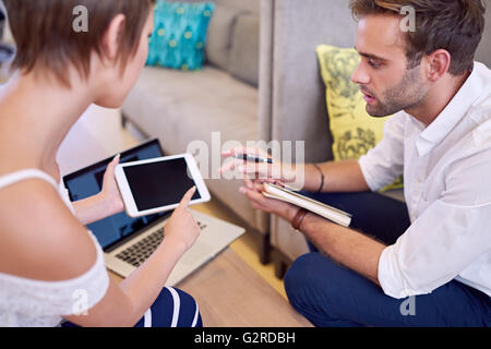 Aufmerksamkeit um tablet-Besitz Frau Mann Stockfoto