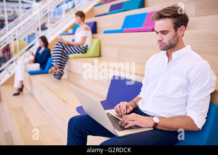 Schönen jungen kaukasischen Mann arbeiten an modernen dünne leichte laptop Stockfoto