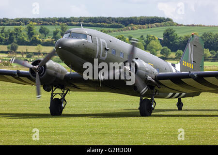 Douglas C-47 Skytrain Rollen zur Parkposition im Duxford. Stockfoto