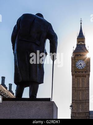 Sonne direkt neben Big Ben und Parliament Square, Westminster, London, UK. Stockfoto