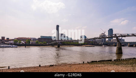 Millennium Bridge und Tate Modern Art Gallery in Bankside, London, UK. Stockfoto