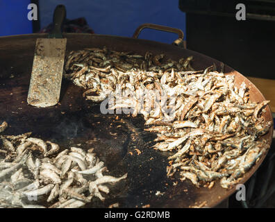 Frittierte Sprotten in einer großen Pfanne, Foto mit selektiven Fokus Stockfoto