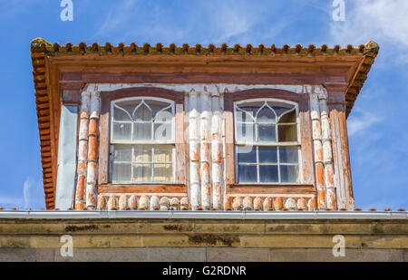 Windows auf einem alten Haus in Valenca Minho, Portugal Stockfoto