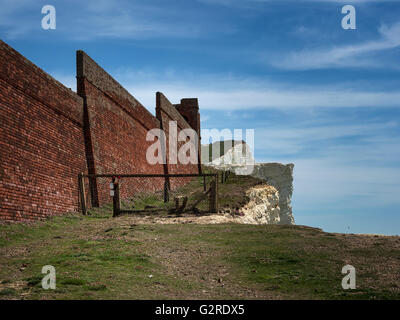 Alte Stützmauer, die den Garten des jetzt gekennzeichnet abgerissen Splash Point Hotel auf den Klippen am Seaford, Ostsussex Stockfoto