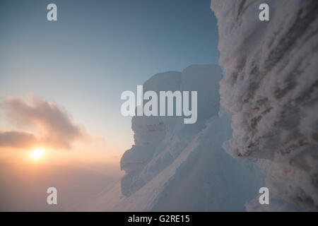 Winterliches Licht und Wildnis in der arktischen Landschaft von Svalbard im Winter bei Trollsteinen. Schnee bildet interessante Strukturen. Spitzbergen, Norwegen Stockfoto