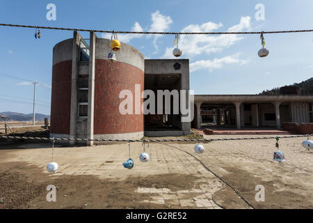 Gedenkzeichen an die 84 Mitarbeiter und Schüler, die beim Tsunami an der Okawa-Grundschule in Ishinomaki, Miyagi, Japan, ums Leben kamen Stockfoto