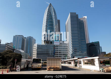 Obdachlosenunterkünfte aus Kartons in einer Bushaltestelle in Shinjuku mit dem Cocoon Tower und anderen Wolkenkratzern dahinter. Tokio, Japan Stockfoto