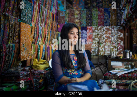 Ein Textil-Anbieter an der Bogyoke Aung San Markt, Yangon, Myanmar. Stockfoto