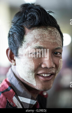 Porträt eines burmesischen jungen Mannes tragen traditionelle Make-up (Thanakha) auf seinem Gesicht, Yangon, Myanmar. Stockfoto